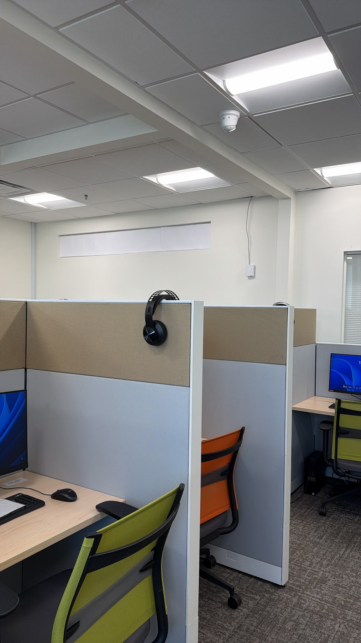 Salle d’examen avec postes informatiques et casques